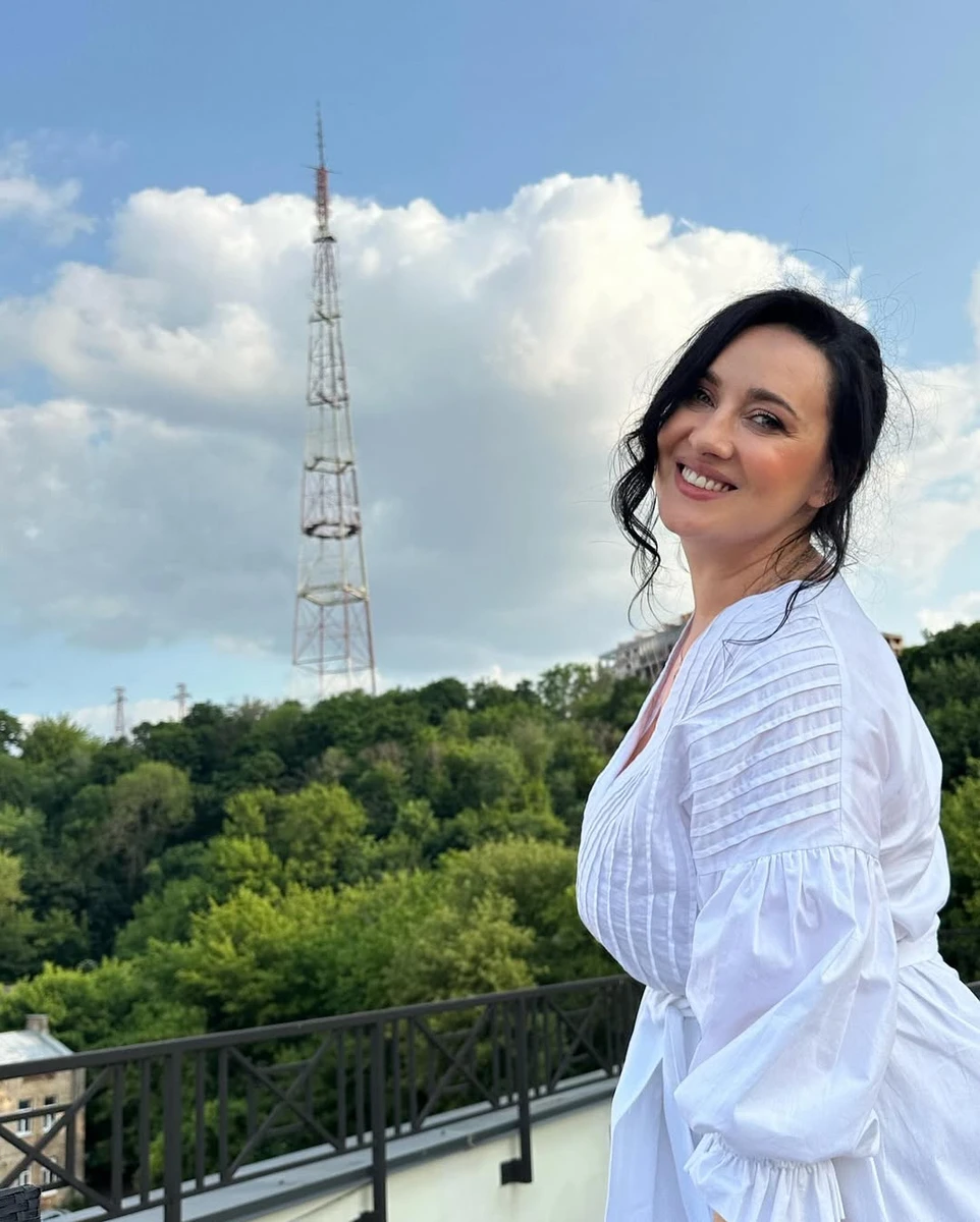 Соломія Вітвіцька у білій сукенці попозувала на тлі Києва