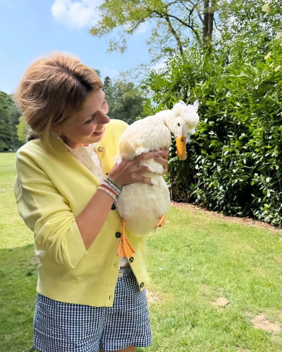 Дружина Джонсона замилувала сонячним фото з качкою