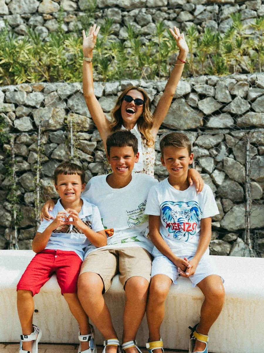 Дружина Решетніка наробила сонячних фото з трьома синами в Іспанії
