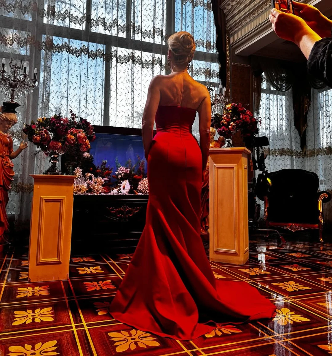 Даша Трегубова у сукні похвалилася звабливими формами