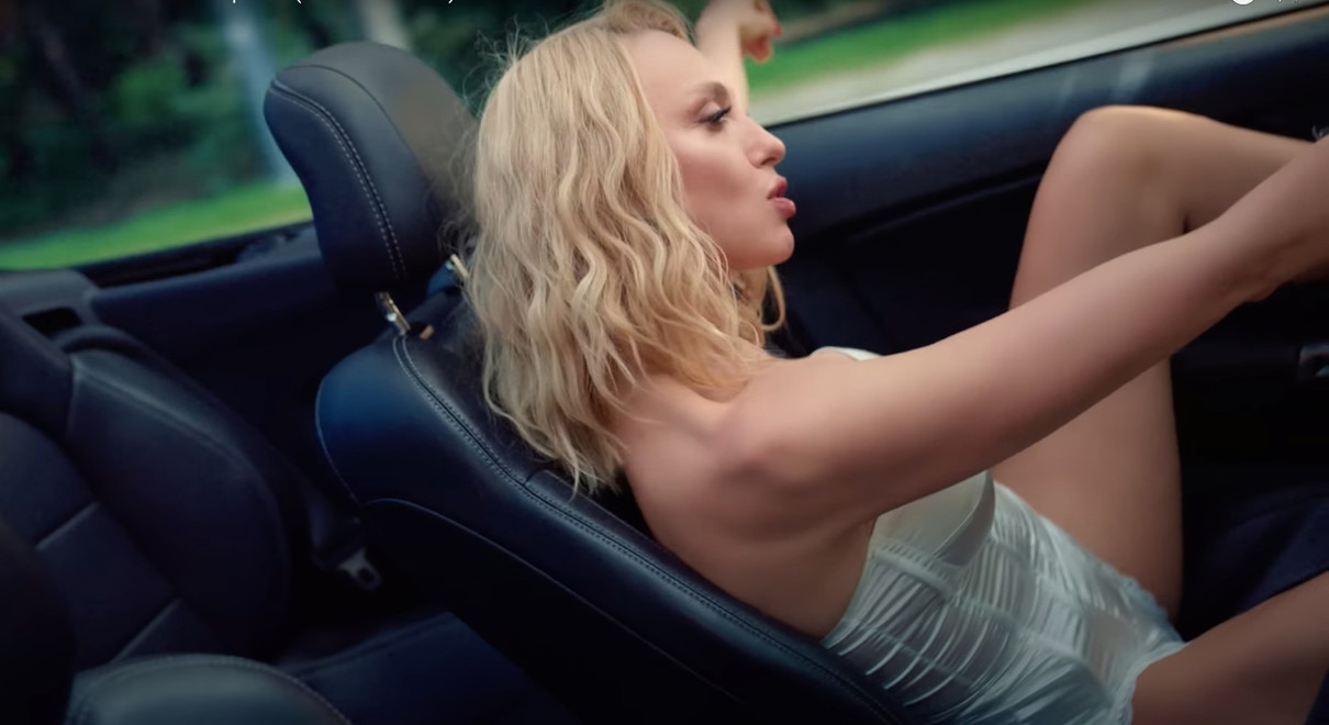 Оля Полякова в боді похвалилася стрункими ногами за кермом машини