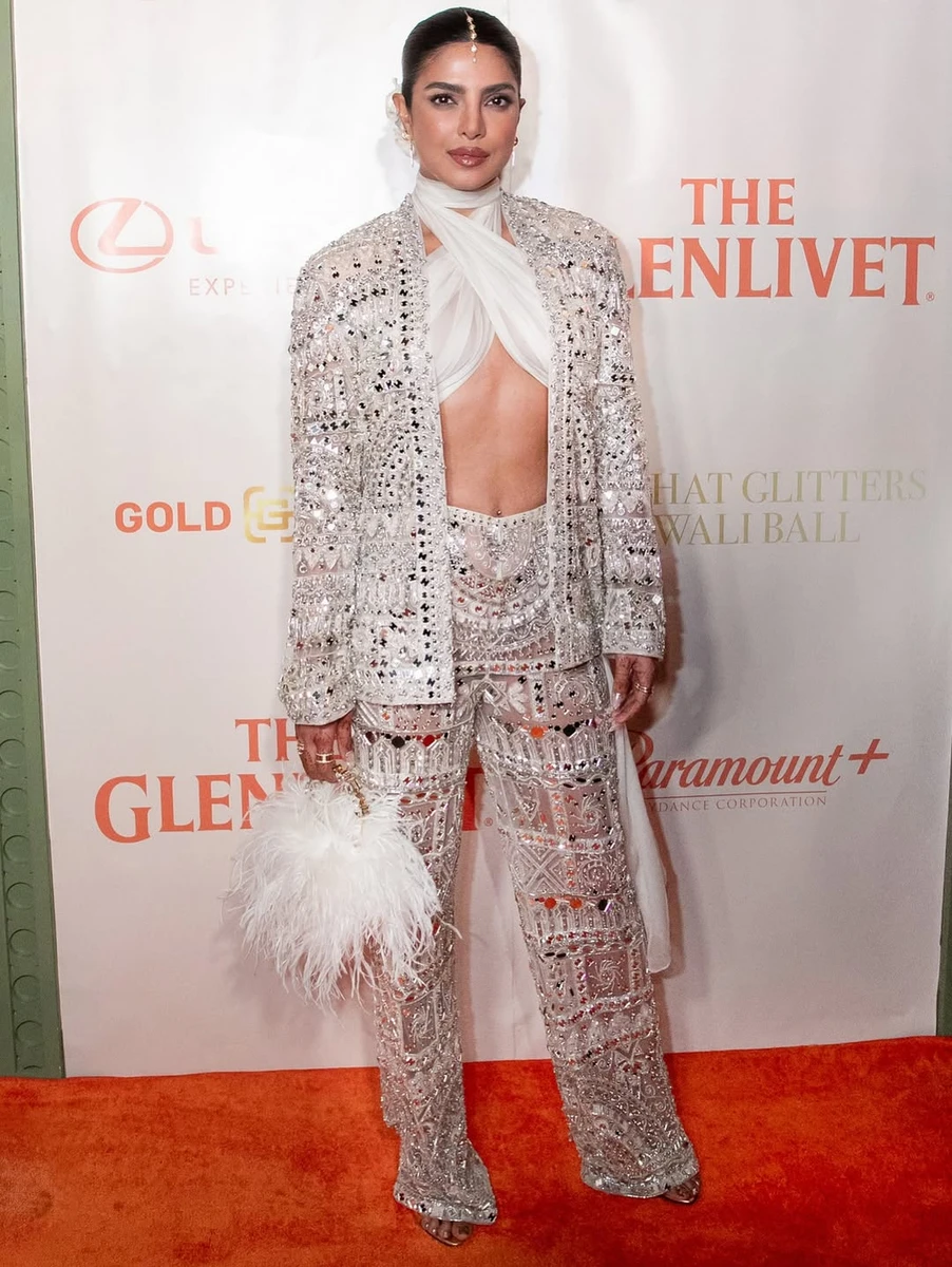 Пріянка Чопра у блискучому одязі з камінчиками і топі з шифоном блиснула стрункістю