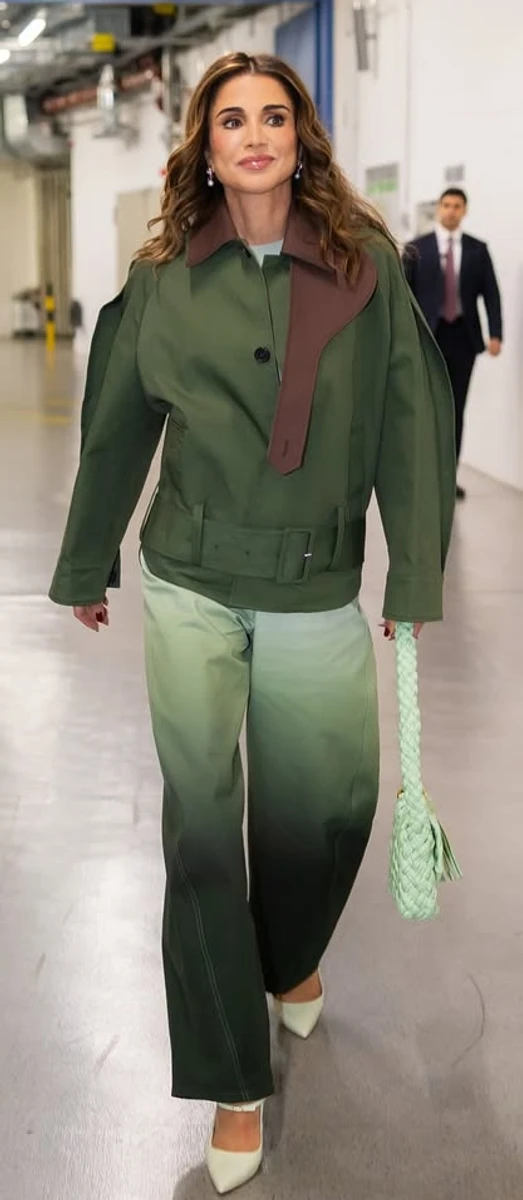 Королева Йорданії Ранія вигуляла стильні штани та ефектну куртку