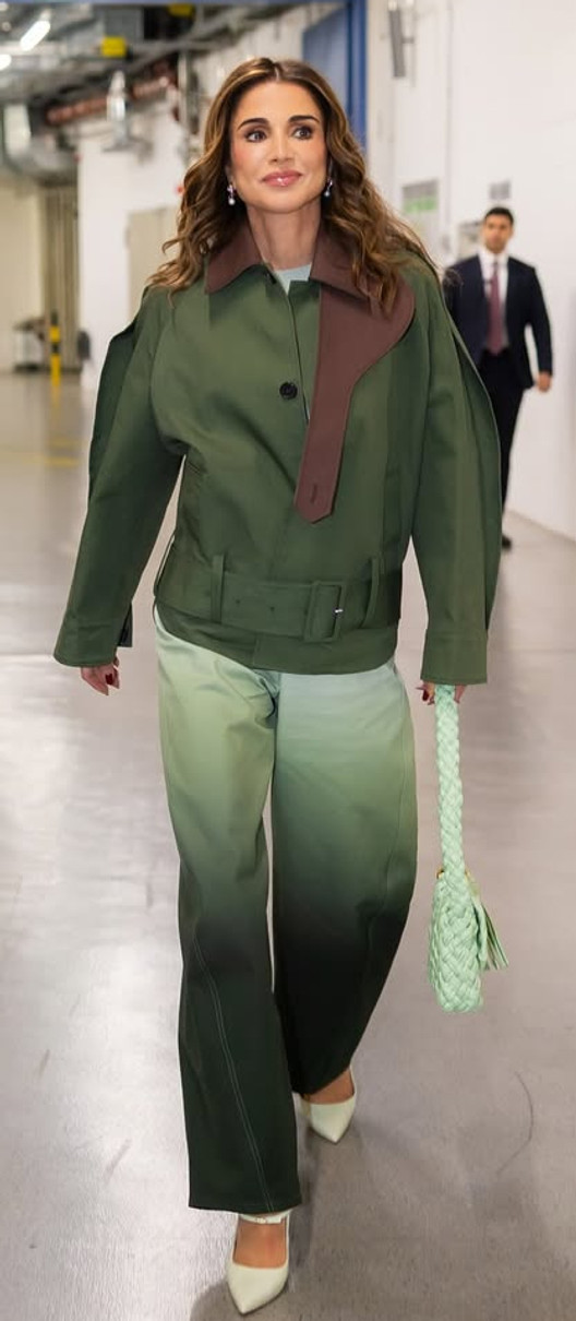 Королева Йорданії Ранія вигуляла стильні штани та ефектну куртку