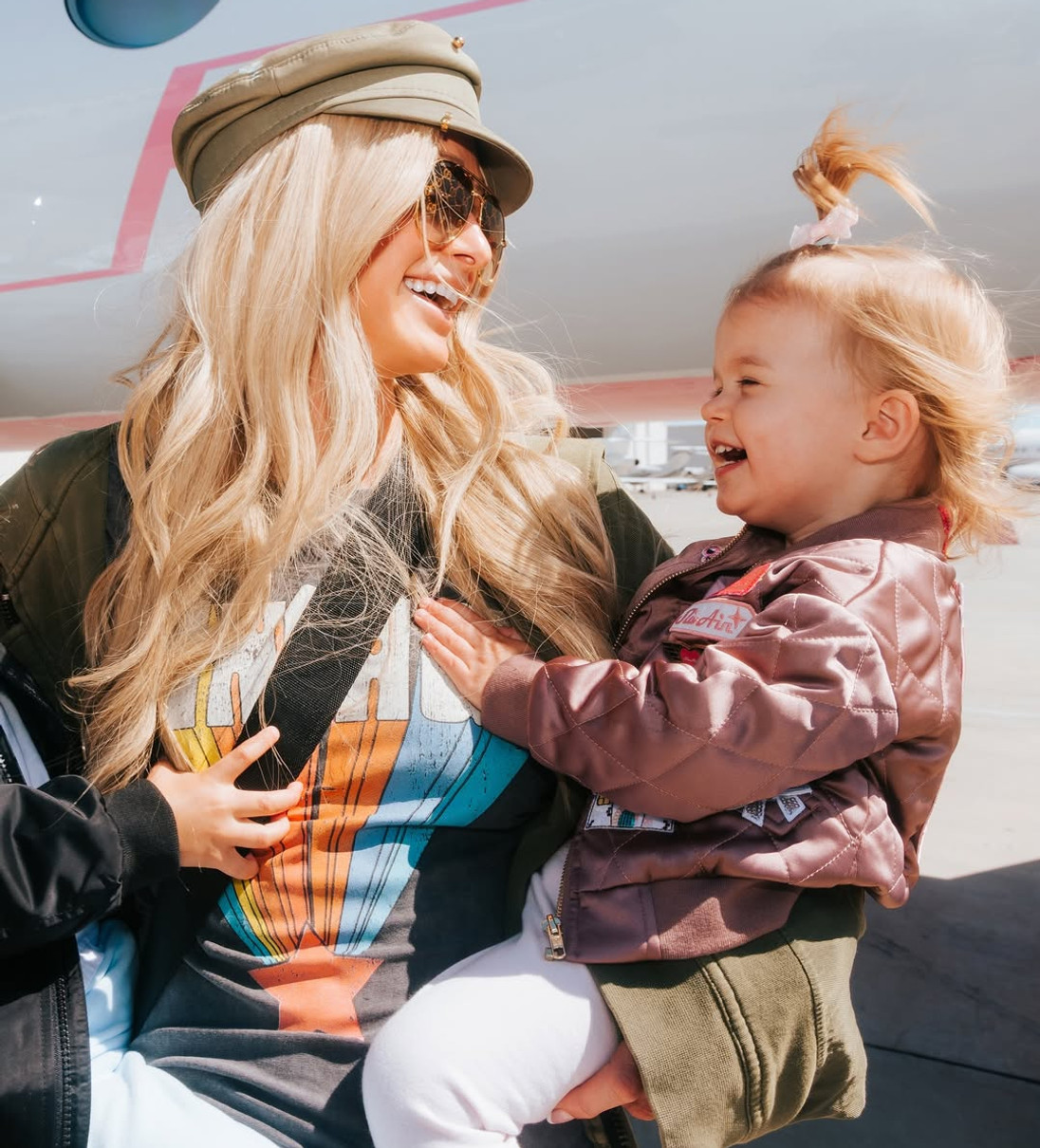 Періс Хілтон попозувала з дочкою на руках та мило привітала її з 2-річчям