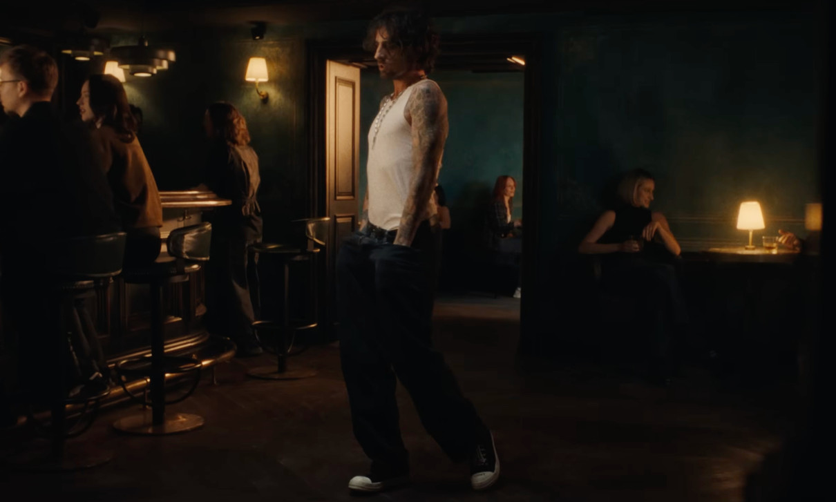 Володимир Дантес влаштував танці у барі в емоційному кліпі