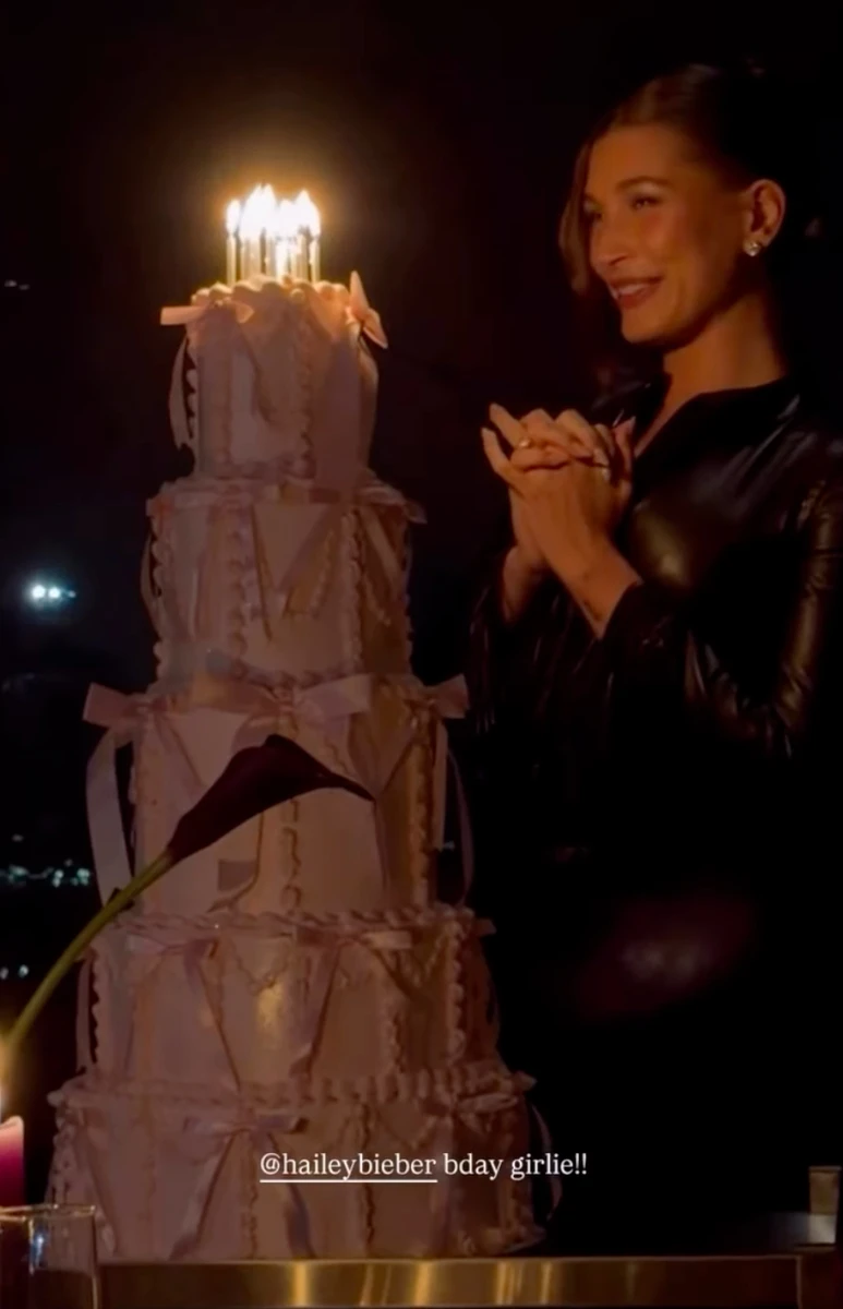 Хейлі Бібер у шкіряному топі задула свічки на своєму 29-річчі