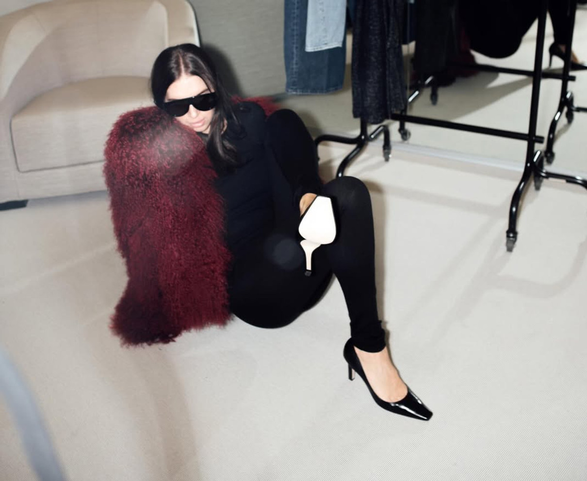 Дружина Усика у шубі наробила сексі фото у гримерці