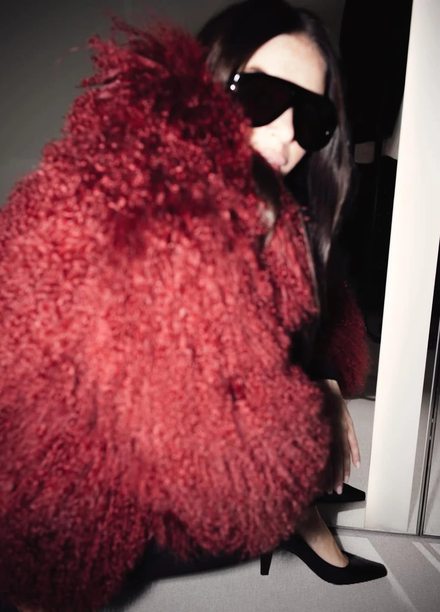 Дружина Усика у шубі попозувала для стильних фото у гримерці