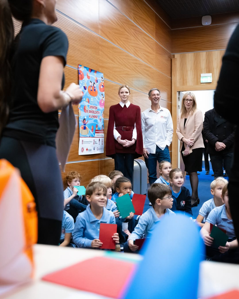 Княгиня Шарлін у бордовій туніці показалася з дітьми