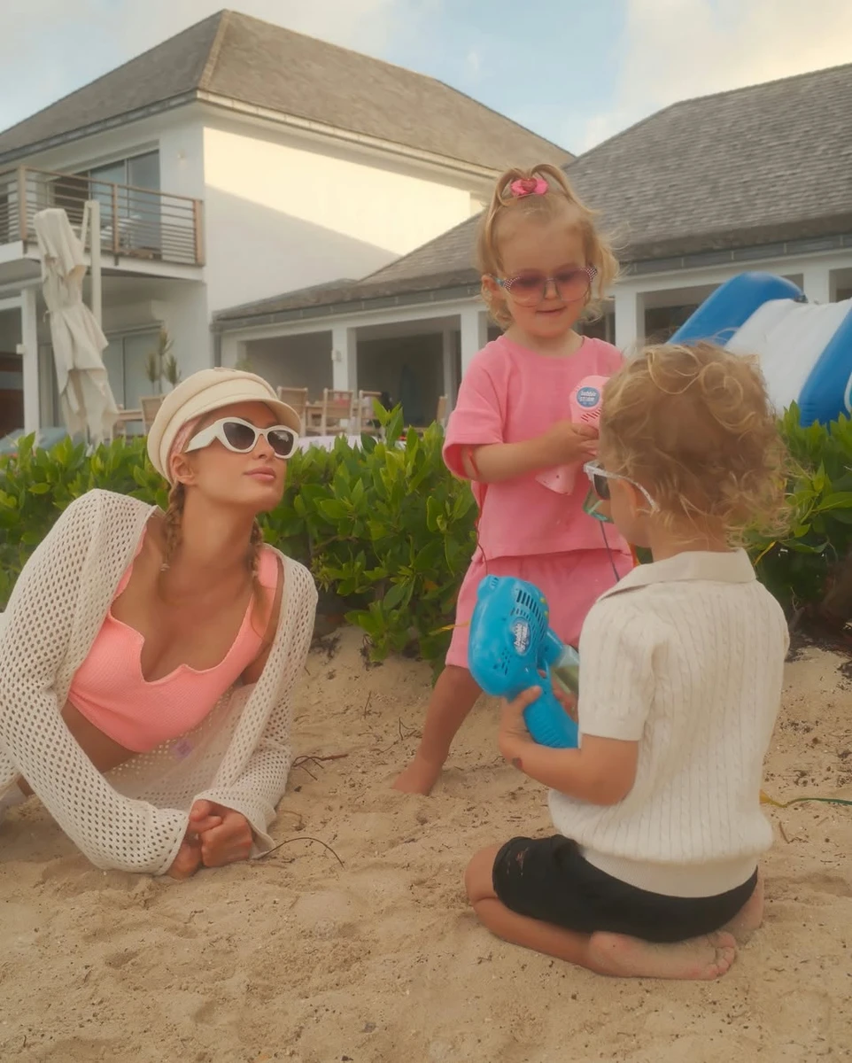 Періс Хілтон у топі полежала на піску поруч із дітьми на пляжі