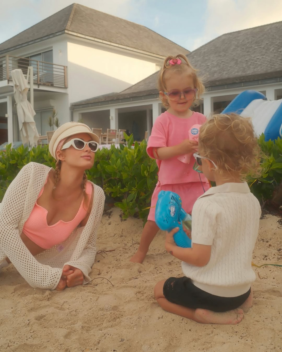 Періс Хілтон у топі полежала на піску поруч із дітьми на пляжі