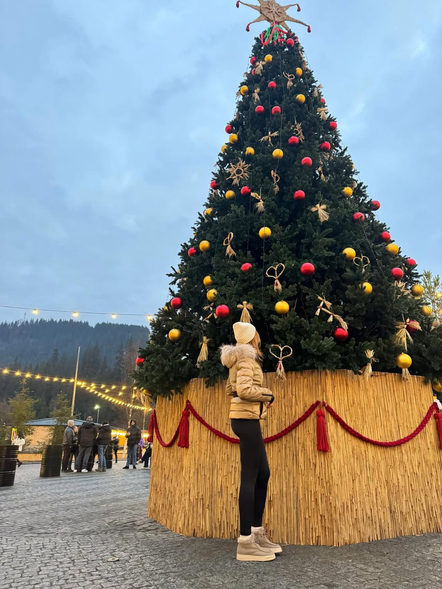 До ялинки Леся теж дійшла 