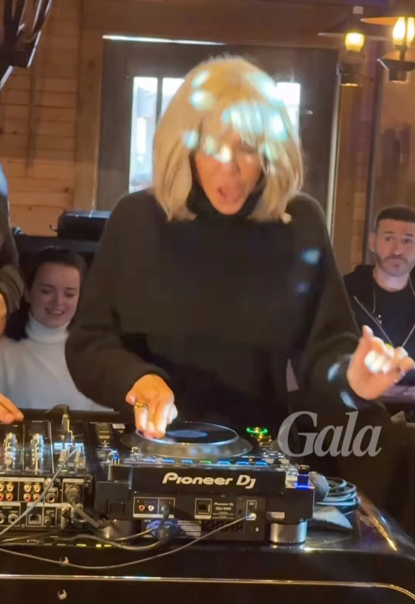 Дружина Емманюеля Макрона показалася за діджейським пультом в Діснейленді