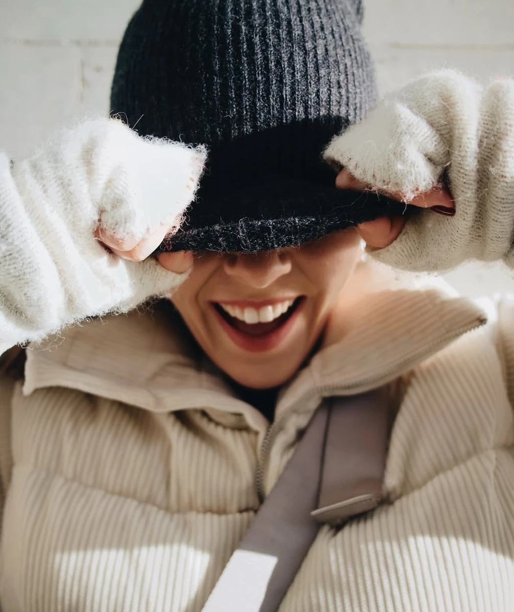 Юлія Саніна наробила кумедних фото з шапкою