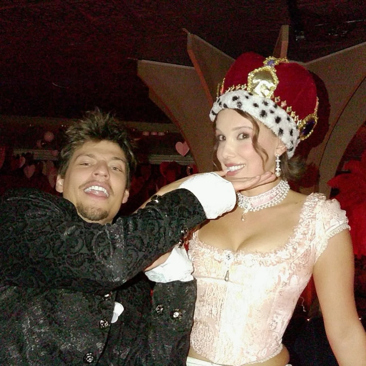 Міллі Боббі Браун посвітила декольте в образі Марії Антуанетти