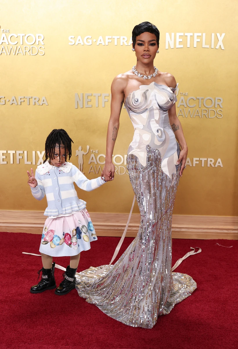 Теяна Тейлор в ефектній сукні попозувала з дочкою на хіднику