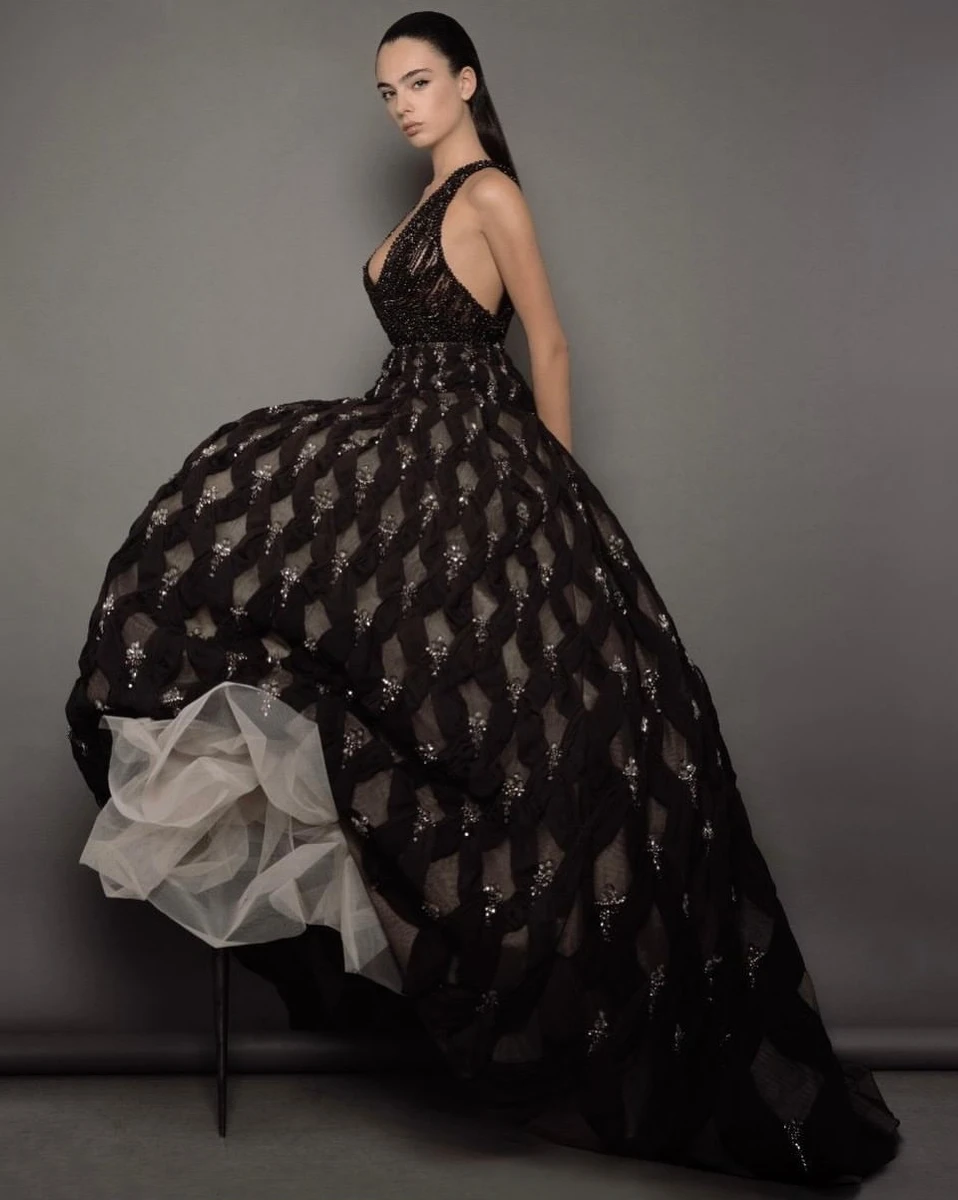 Дева Кассель попозувала для журналу у сукні принцеси з декольте