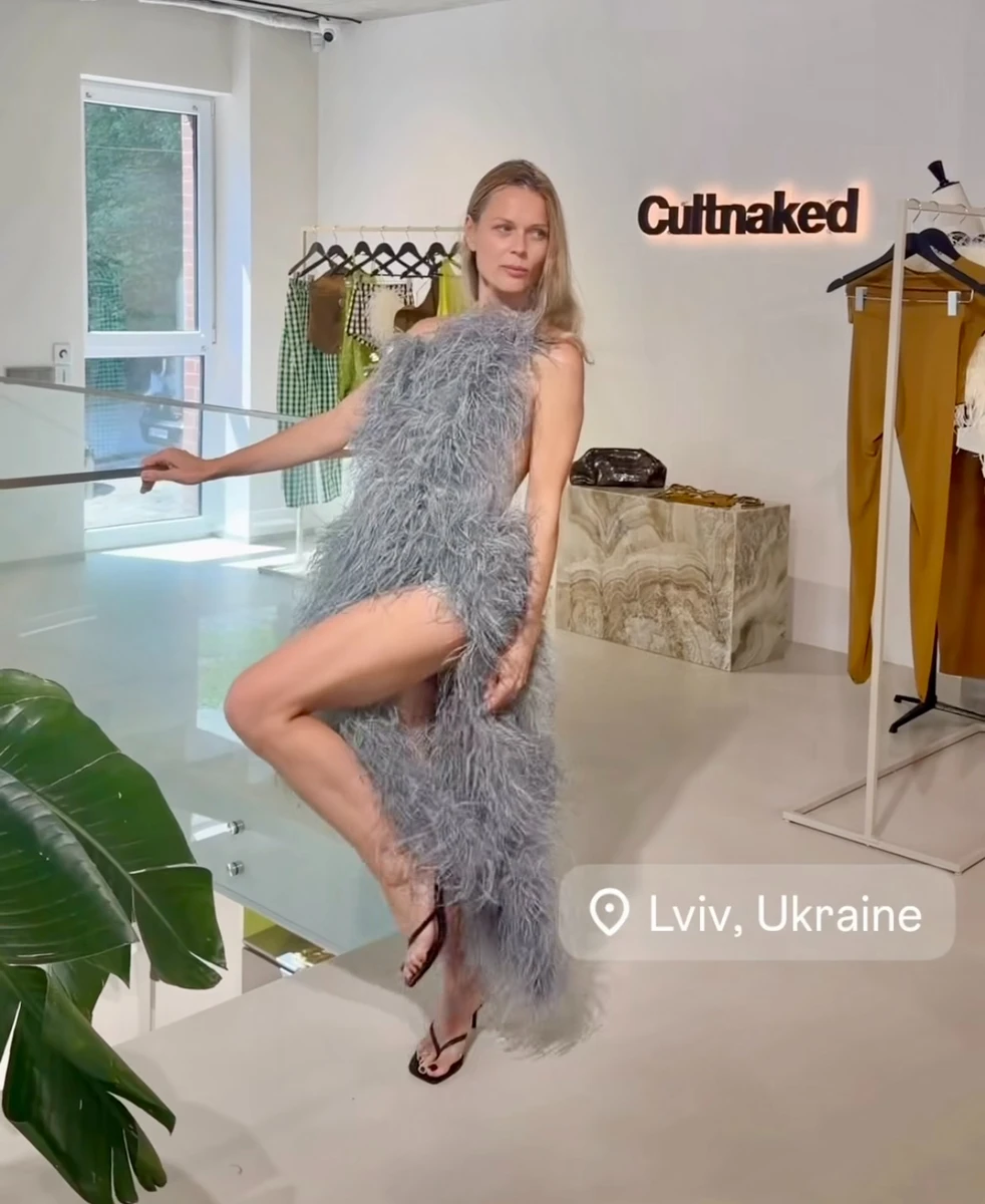 Оля Фреймут показала ноги