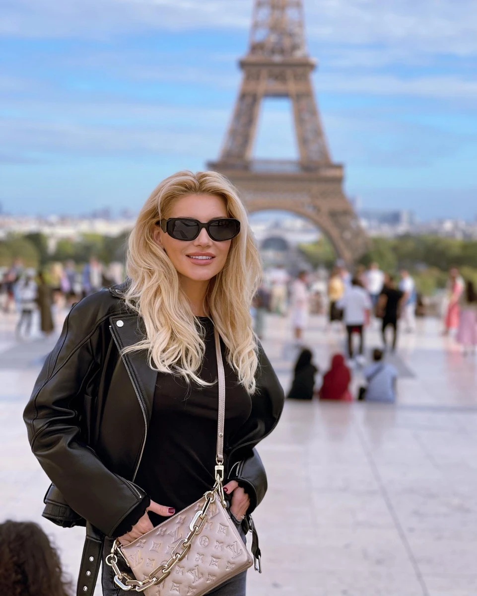 Звісно, зробили і фото на тлі Ейфелевої вежі