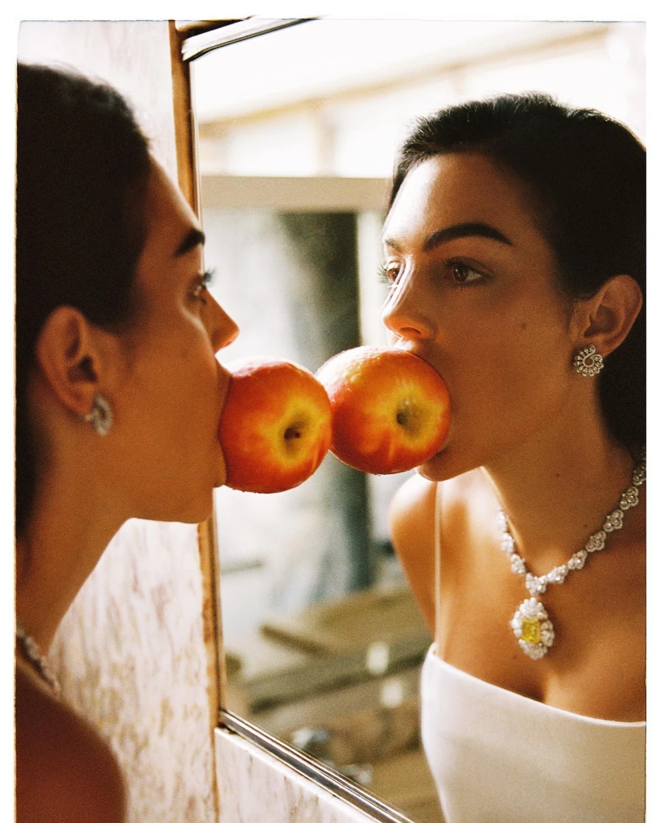 Насправді жіночка не відмовилася б від ковбаси...