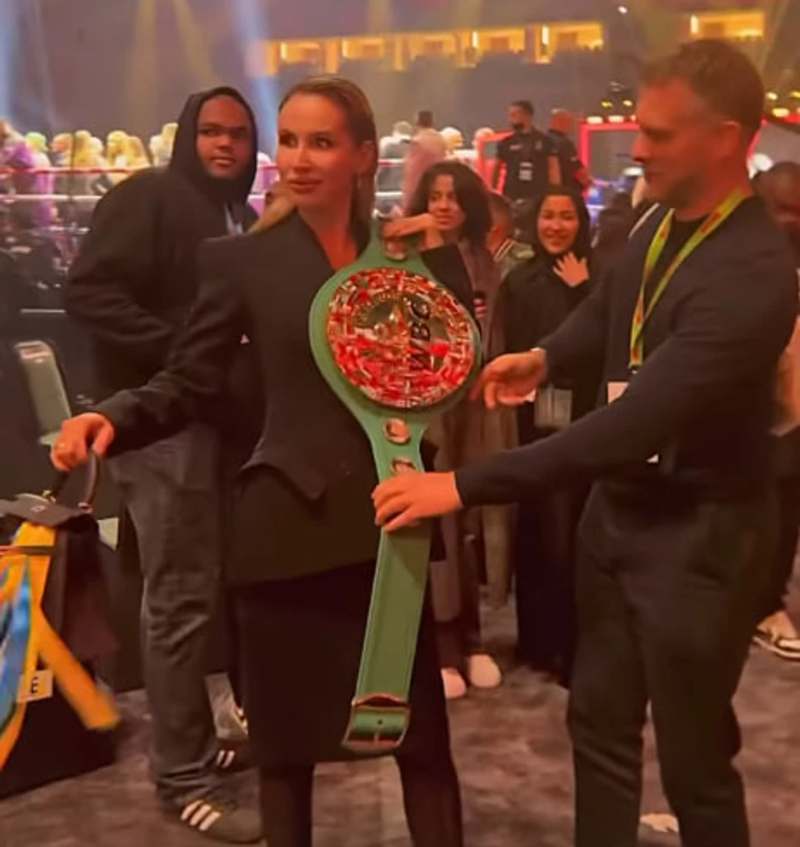 Ну і звісно ж, співачка не втратила можливості попіаритися на легендарному бою та приміряла чемпіонський пояс