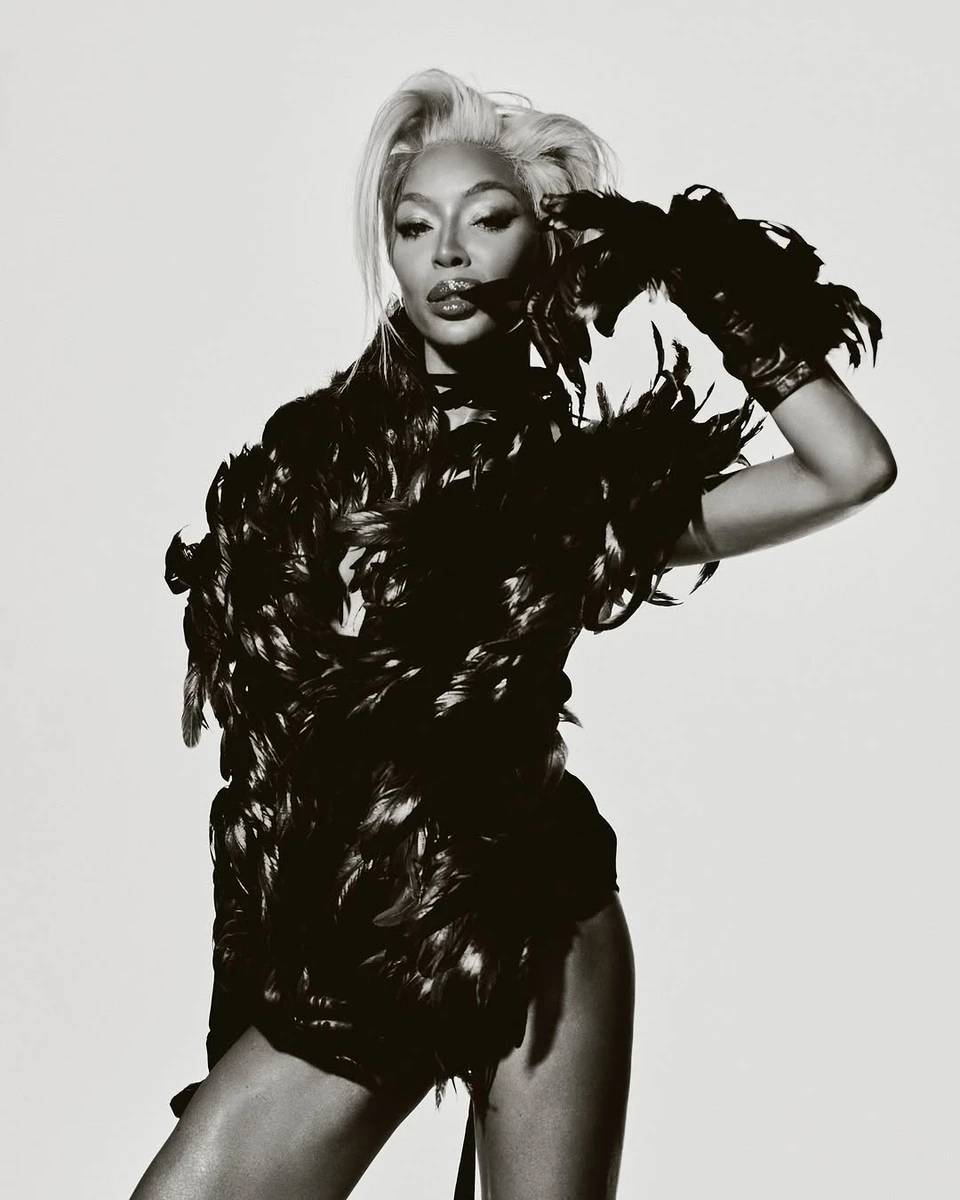 Кемпбелл з голими стегнами сфотографувалася для обкладинки