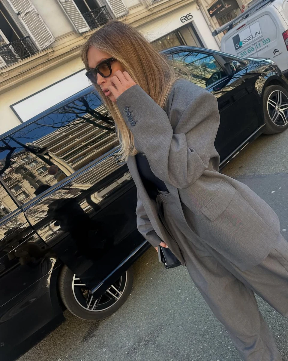 Віра Брежнєва попозувала у модному луці та окулярах