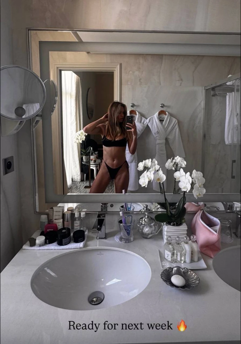 Брежнєва в купальнику біля дзеркала