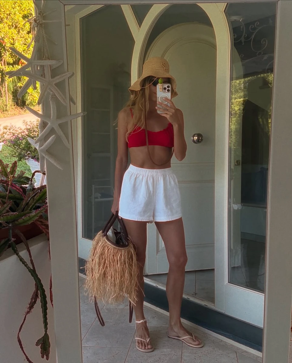 Катя Сільченко робить фото у дзеркалі