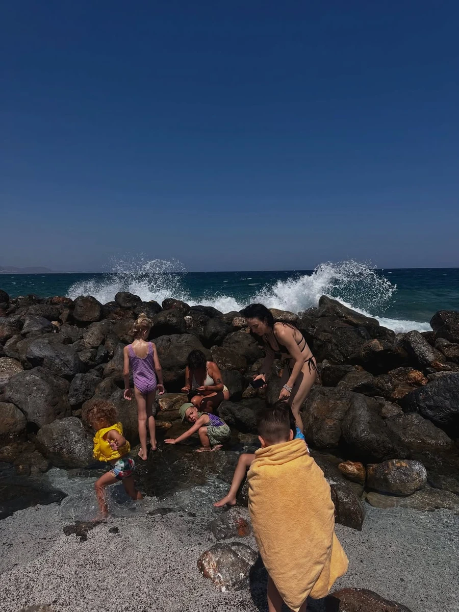 Інна Мірошниченко з дітьми на Криті