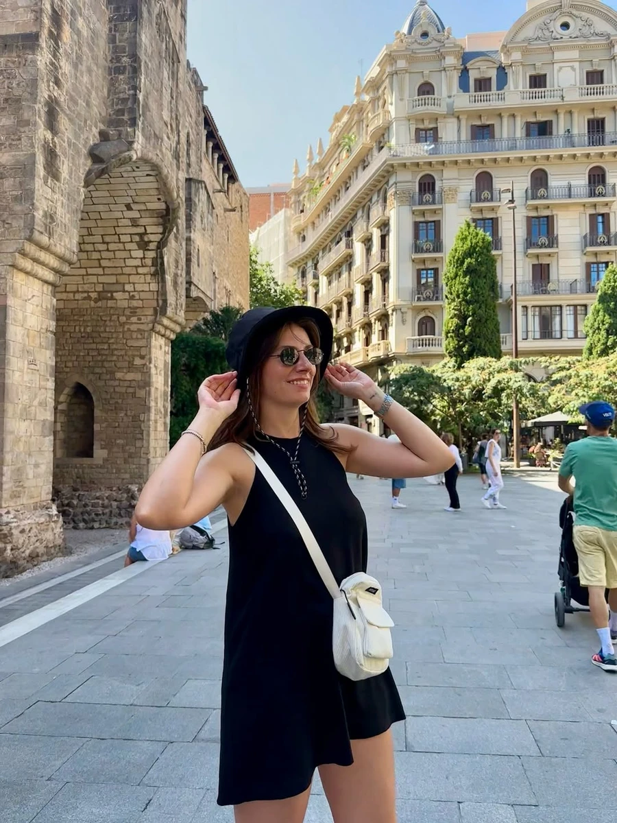 Дар'я Петрожицька у міні попозувала на тлі Барселони