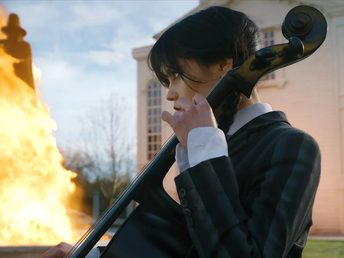 Венздей Аддамс грає на віолончелі