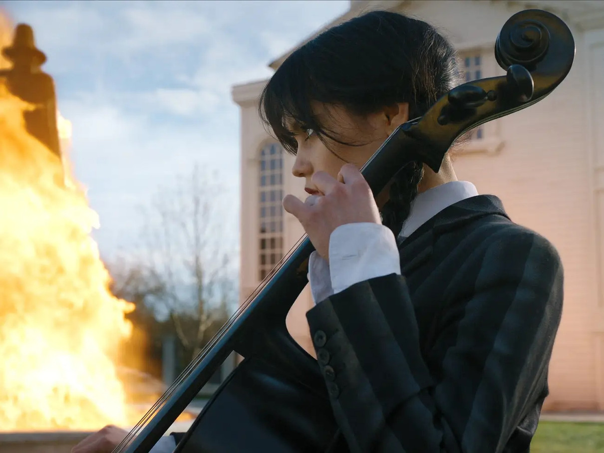 Венздей Аддамс грає на віолончелі