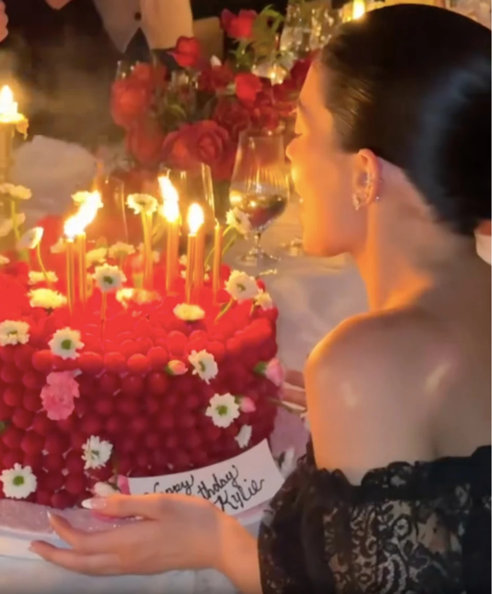 Кайлі Дженнер задула свічки на великому торті на своєму 28-річчі без Шаламе