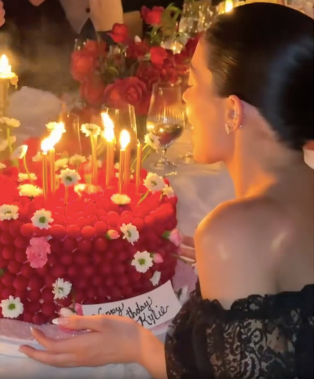 Кайлі Дженнер задула свічки на великому торті на своєму 28-річчі без Шаламе