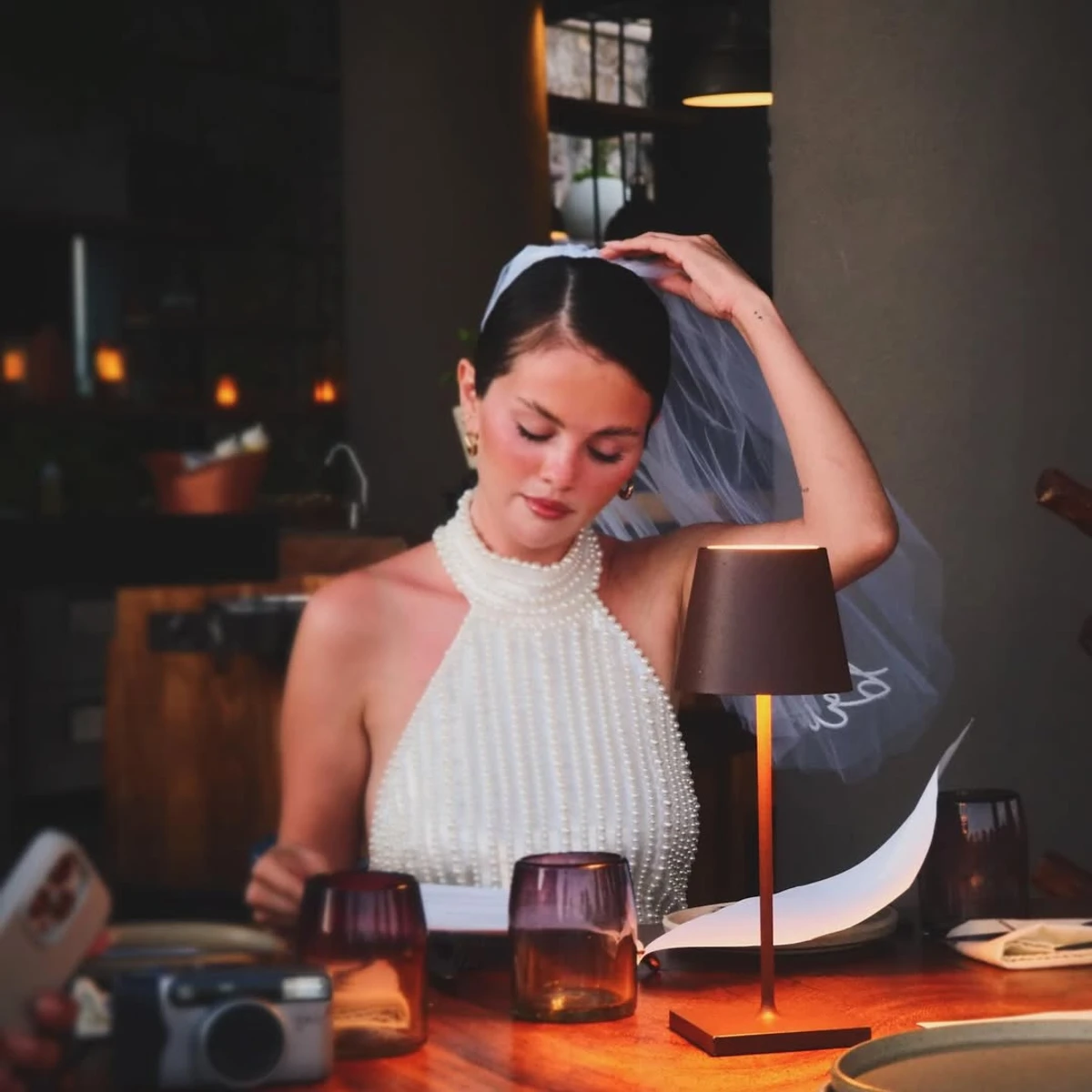 Селена Гомес у міні та з фатою попозувала на своєму дівич-вечорі