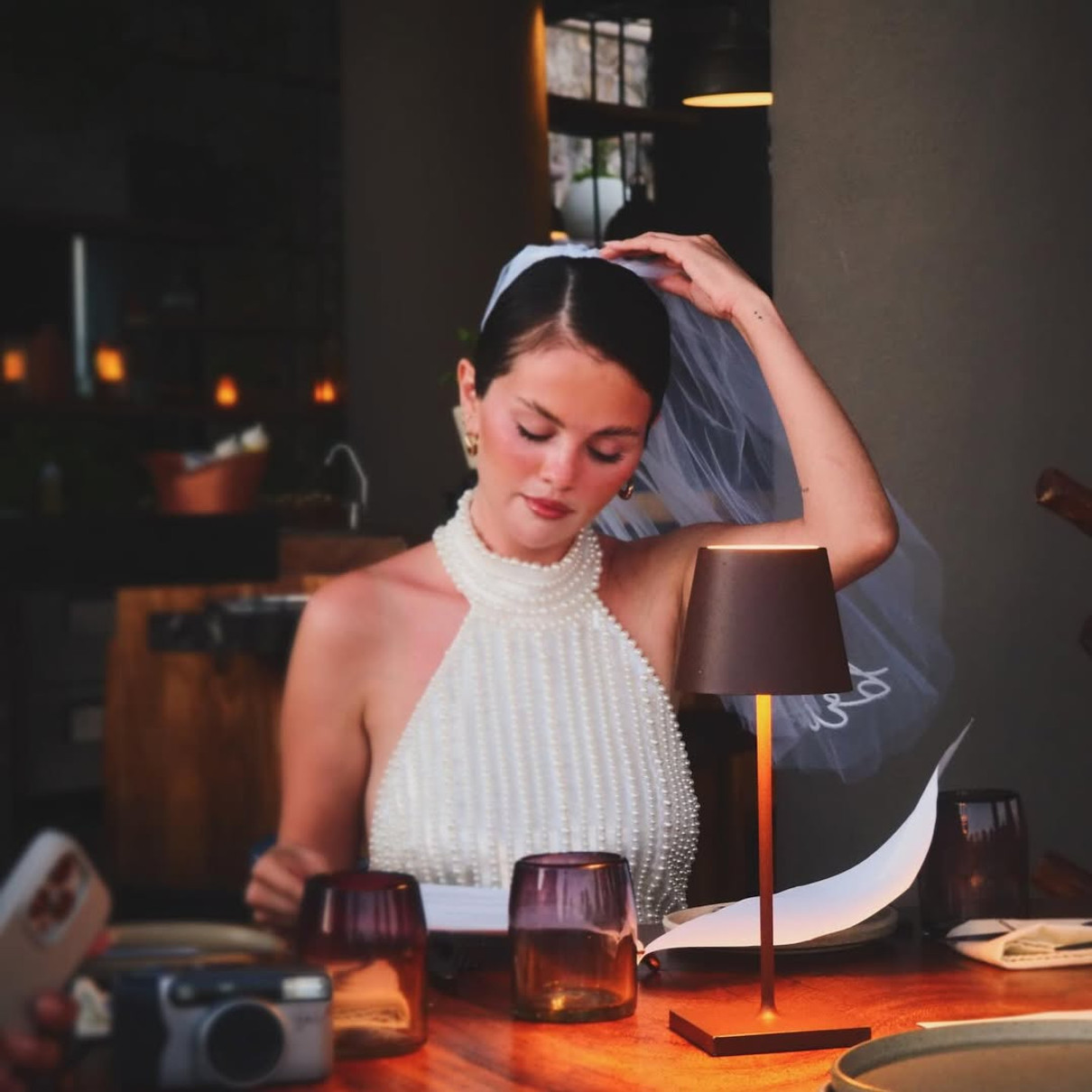 Селена Гомес у міні та з фатою попозувала на своєму дівич-вечорі