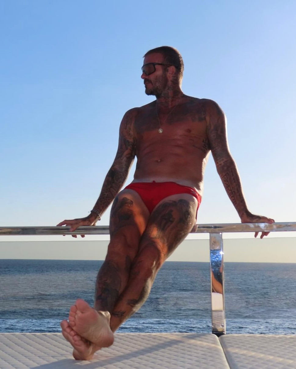 Девід Бекхем у плавках з голим торсом посидів на бильці катера