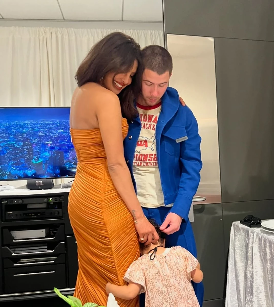 Пріянка Чопра у сукні притулилася до чоловіка її їхньої доньки