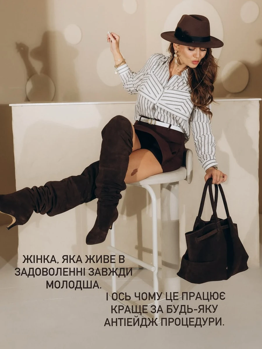 Анна Саліванчук у шортиках попозувала на стільчику для фото