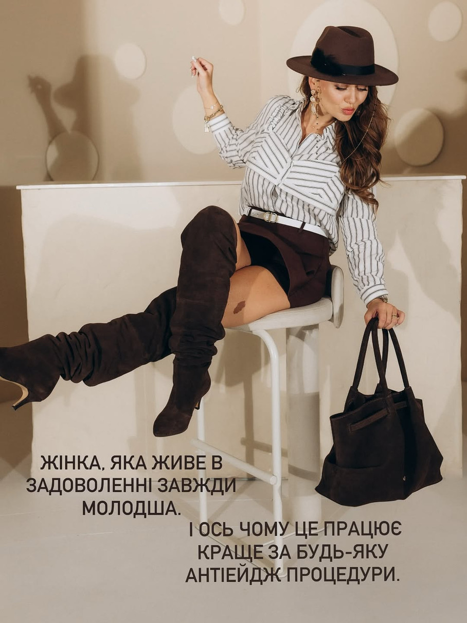 Анна Саліванчук у шортиках попозувала на стільчику для фото