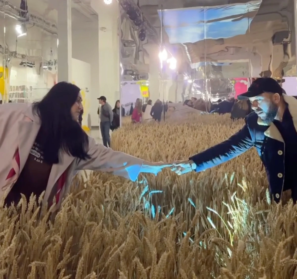 Соломія Вітвіцька з коханим потрималися за руки серед колосків