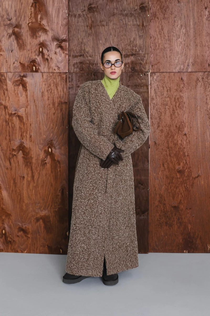 Довге коричневе пальто