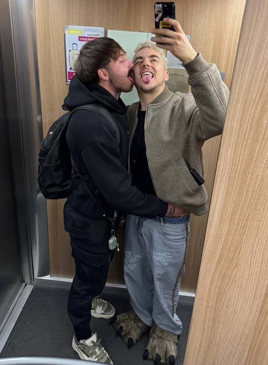 Melovin (Меловін) показав романтику в ліфті з нареченим