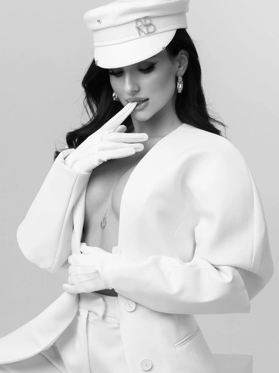 Анна Трінчер спокусливо попозувала в жакеті на голе тіло