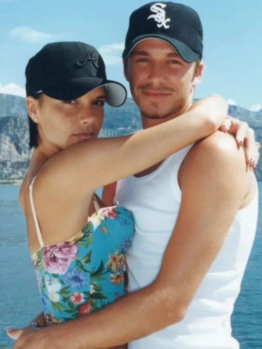 Девід Бекхем показався в обіймах дружини на фото