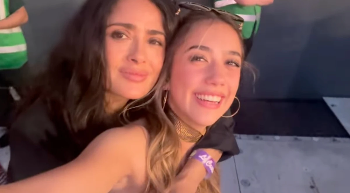 Сальма Хаєк обійнялася з дочкою на концерті Бед Банні