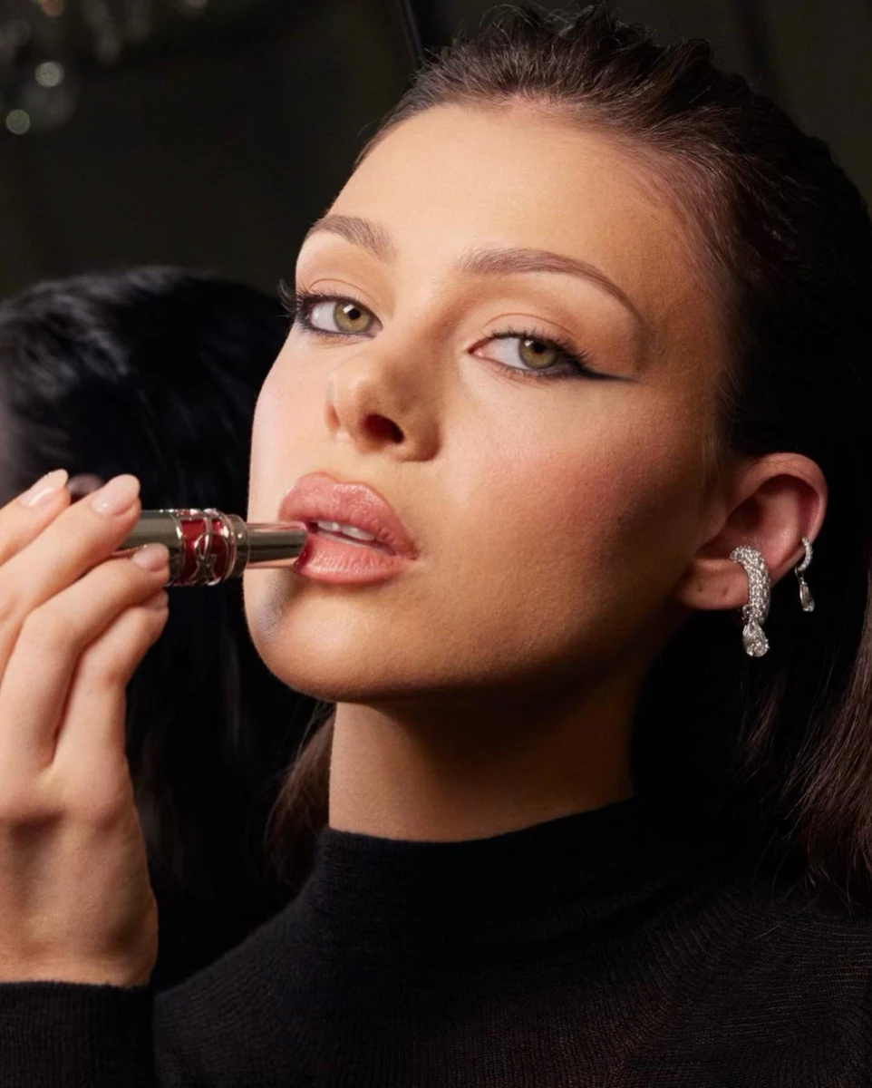 Дружина 24-річного Брукліна Бекхема граційно помалювала губи