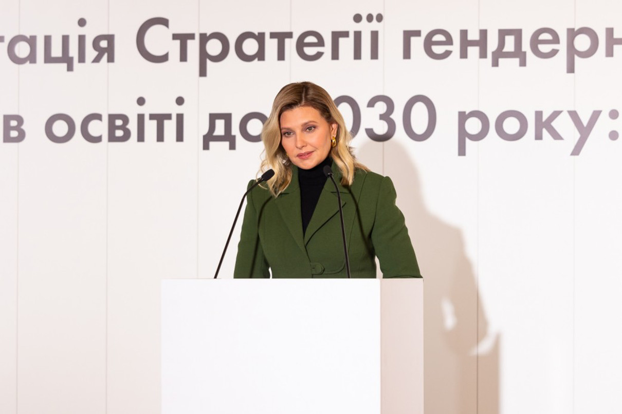Перша леді обрала елегантний образ для виступу на конференції